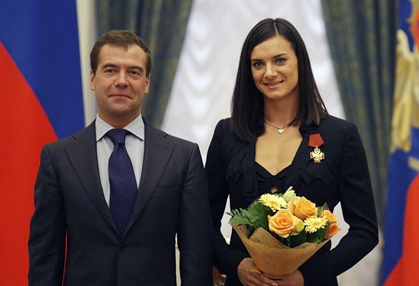 2009 г. Президент России Дмитрий Медведев на торжественной церемонии в Кремле вручил награды спортсменам-чемпионам Олимпийских игр в Пекине. Заслуженный мастер спорта России Елена Исинбаева награждена орденом За заслуги перед Отечеством IV степени
