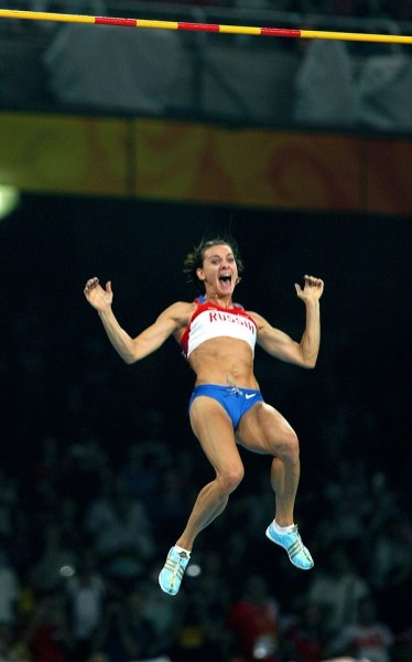 В июле 2005 года на соревнованиях категории «Супер Гран-при IAAF» в Лондоне ей впервые в истории прыжков с шестом среди женщин покорилась высота 5 метров. В последующие годы она ставила рекорд за рекордом.
