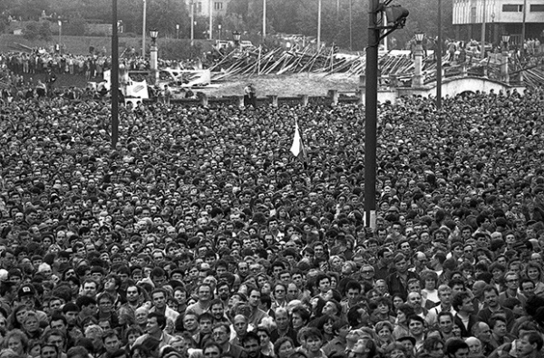 Сотни тысяч человек собрались на Манежной Площади в Москве 10 марта 1991 года с требованиями отречения от власти Михаила Горбачева и его коммунистических соратников. 