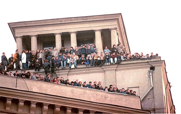 Люди перед Белым домом 21 августа 1991 г.