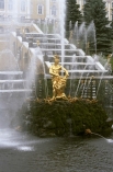 Большой каскад с фонтаном «Самсон»

Главное фонтанное сооружение Нижнего парка и блестящий памятник искусства барокко.

Торжественный пуск каскада состоялся в 1723 году. Знаменитый фонтан  «Самсон» был установлен в 1735 году, еще через три года устано