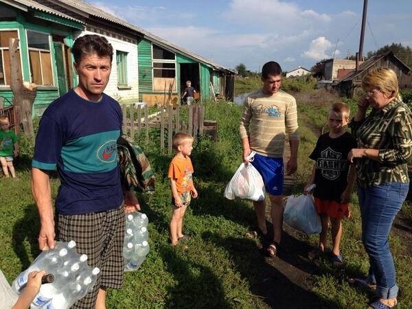 «По приезду в посёлок возникло некоторое недопонимание с местным штабом МЧС и администрацией, так как завоз гуманитарной помощи не был согласован с ними, несмотря на то, что в предыдущий день мы говорили о нашем приезде, но, видимо, недопоняли друг друга.