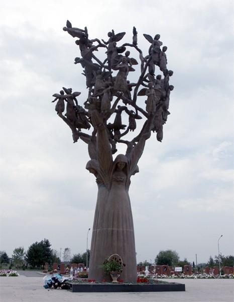Памятник «Древо скорби» был установлен в Беслане на мемориальном кладбище «Город ангелов» почти через год после трагедии - в августе 2005 года. Монумент, выполненный скульпторами Аланом Корнаевым и Заурбеком Дзанаговым, сделан из бронзы.
