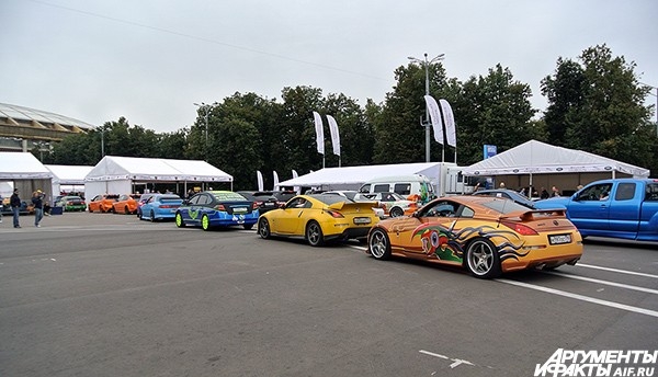 Парад владельцев спортивных автомобилей.
