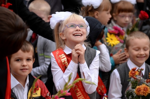 Первоклассники на торжественной линейке, посвященной началу нового учебного года, в одной из школ Новосибирска.