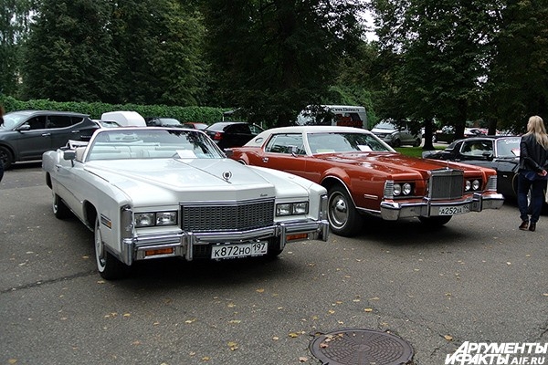 Американская классика: белый Cadilac Eldorado (годы выпуска с 1971 по1978) и Lincoln Continental Mark IV (1972-1976 гг.). Оба имеют типичные двигатели V8 гигантского объема 8,2 л и 7,5 л, соответственно.