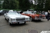 Американская классика: белый Cadilac Eldorado (годы выпуска с 1971 по1978) и Lincoln Continental Mark IV (1972-1976 гг.). Оба имеют типичные двигатели V8 гигантского объема 8,2 л и 7,5 л, соответственно. 