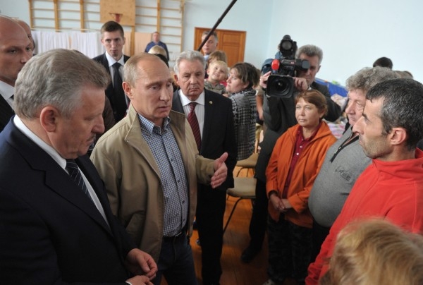 Президент РФ Владимир Путин во время встречи с жителями Хабаровска, пострадавшими от наводнения и временно проживающими в краевом Дворце культуры и спорта «Русь»
