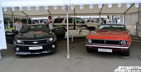 На стенде Chevrolet встретились два поколения Comaro: первое (выпуск начался в 1967 году) и последние.