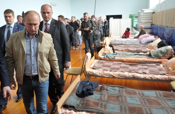 Президент РФ Владимир Путин в краевом Дворце культуры и спорта «Русь», где временно проживают пострадавшие от наводнения жители Хабаровска.