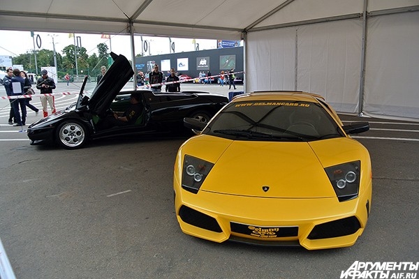 С Lamborghini Murcielago LP 640-4 – знаменитая «летучая мышь», названный так в честь быка, выжившего в корриде после 24 смертельных ран. За ним чёрный «дьявол» Lamborghini Diablo VT Roadster работы дизайнера Марчелло Гандини.