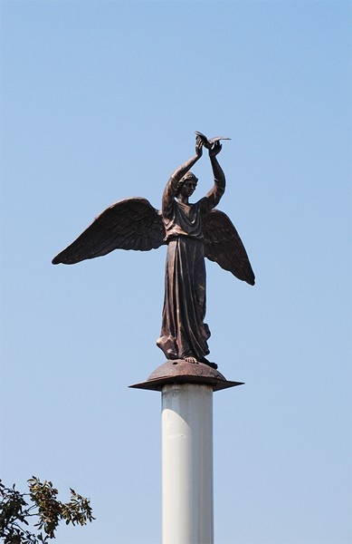 В 2011 году в Беслане на пересечении улиц Сигова и Мира была установлена статуя «Добрый ангел мира», созданная по проекту Олега Олейника и Петра Стронского.