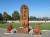 На кладбище «Город ангелов» есть еще один памятник погибшим заложникам. Он представляет собой хачкар – каменную стелу с резным изображением креста и был подарен детьми Армении. Этот мемориал также был установлен в 2005 году.