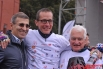 Ветеран благотворительного велозабега 76-летний англичанин Генри Томпсон фотографируются с друзьями на финише.