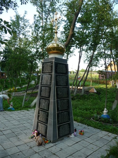 В Парке Памяти в подмосковной деревне Мураново в 2005 году был установлен обелиск, созданный по проекту отца Феофана, настоятеля храма Спаса Нерукотворного.