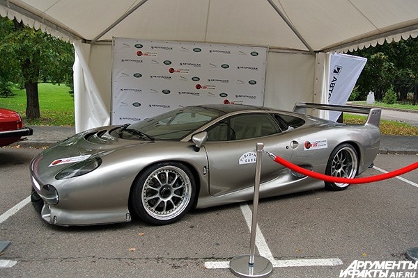 Jaguar XJ 220S значится первым суперкаром британской компании, выпущенном в 1981 году. Ограниченная партия включала менее трёхсот XJ 220, среди которых спортивных версий было всего 9 штук.