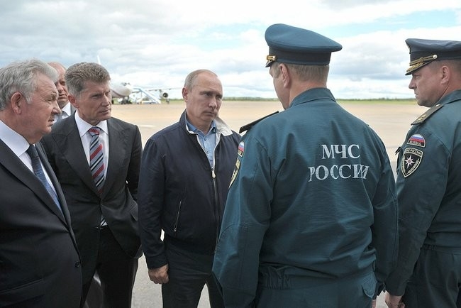 Перед началом совещания с руководством региона и представителями МЧС о мерах по преодолению последствий паводка.