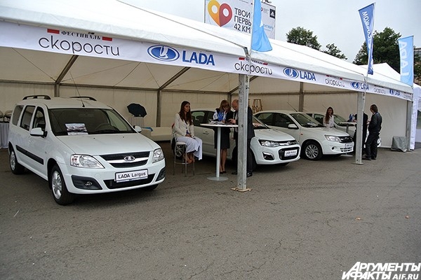 Пока Lada Granta Sport демонстрировала свои возможности на гоночной трассе, ВАЗовцы показывали свой актуальный модельный ряд.