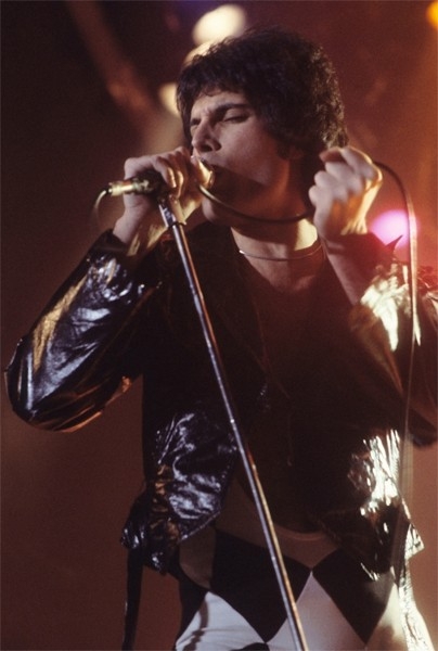 Группа Queen сразу громко заявила о себе: первый же полноформатный альбом коллектива получил статус золотого в Великобритании и США, а синглы с пластинки пробились в десятки самых популярных чартов по всему миру. Выпущенный годом позже Queen II добрался д