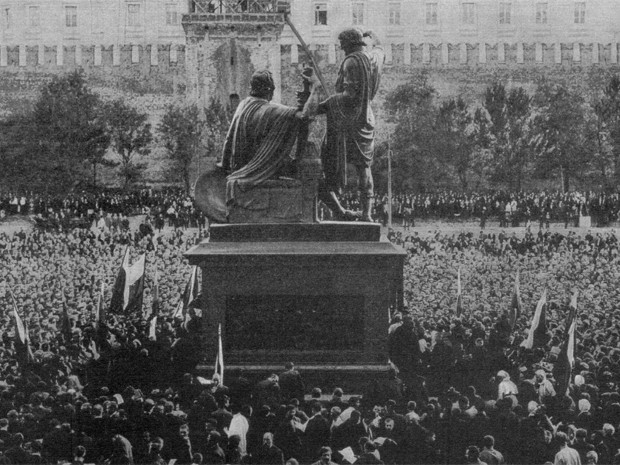 Одним из самых узнаваемых символов Москвы на протяжении многих лет остается памятник Минину и Пожарскому, расположенный перед Собором Василия Блаженного на Красной площади.