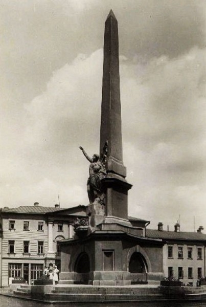 Место, на котором был установлен памятник Юрию Долгорукову, согласно истории и фольклору города, считалось несчастливым, поскольку ранее здесь уже стояли другие монументы, разрушенные в результате тех или иных потрясений. Так вплоть до апреля 1941 года на этом месте располагался Монумент советской конституции.