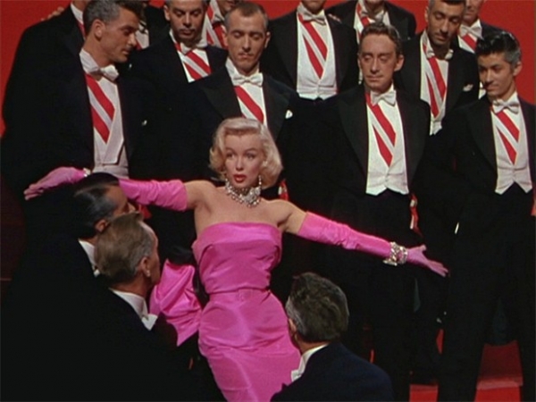 В комедии «Джентльмены предпочитают блондинок» Мэрилин Монро предстала в розовом сатиновом платье. Её образ Лорели Ли стал одной из икон моды того времени, а розовое платье было продано за $319 тысяч, хотя ожидаемая стоимость лота составляла $150-250 тыся