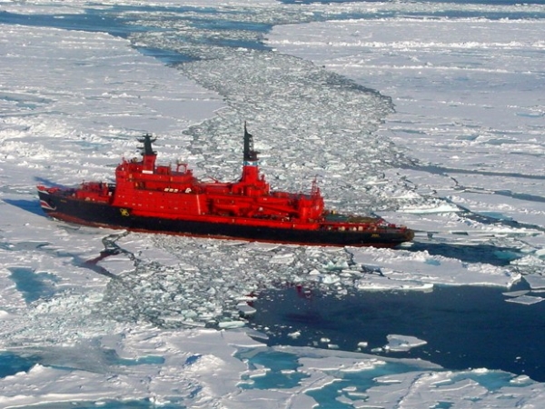 Атомный ледокол «Ямал» был изготовлен на Балтийском заводе в Санкт-Петербурге и спущен на воду в октябре 1992 года. В 2000 году «Ямал» совершил экспедицию к Северному полюсу для встречи третьего тысячелетия и стал двенадцатым кораблём, достигишим этой точ