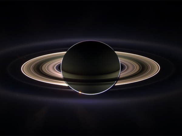 Впрочем, основной задачей «Кассини» стало исследование Сатурна, а также его спутников. На фотографии изображен Сатурн в период солнечного затмения.