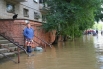 Женщина у подъезда своего дома в одном из затопленных паводковыми водами районов Хабаровска.