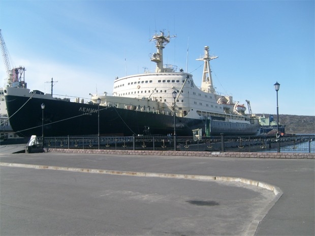 В 1956 году по указу Совета министров СССР на судостроительном заводе им. А. Марти был заложен ледокол «Ленин» - это было первое судно, оснащавшееся ядерной силовой установкой. Атомные ледоколы оказались намного мощнее обычных, а кроме того не нуждались в