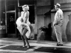 Это один из самых известных образов Мэрилин Монро, родившийся на съемках фильма «Зуд седьмого года» в июне 1955 года. Платье, в которое Монро была одета в этот момент в июне 2011 года было продано на аукционе Profile in History за $4.6 миллиона.