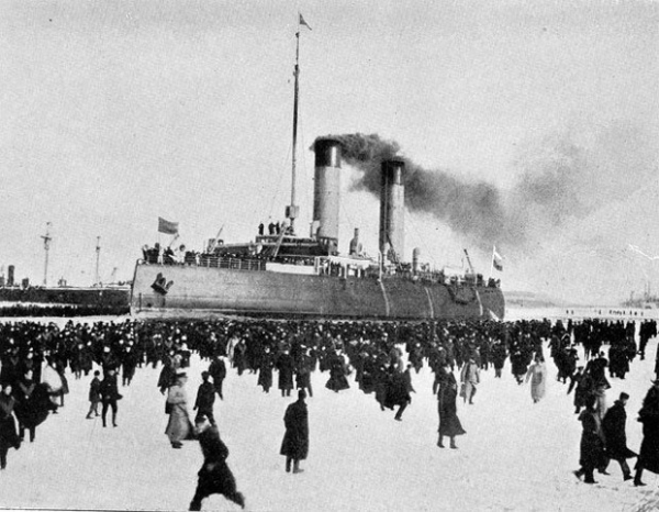 «Таймыр» и «Вайгач» были не первыми ледоколами арктического класса, так первым судном, способным двигаться в условиях арктической вечной мерзлоты, стало судно «Ермак», заложенное в Ньюкасле по заказу России в 1897 году. «Ермак» был способен форсировать тя