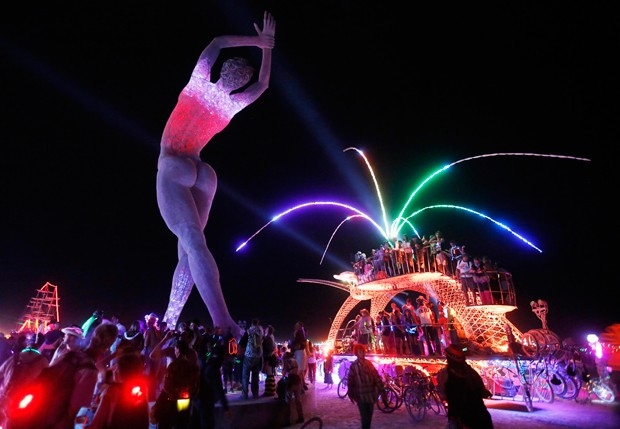 На фестивале Burning Man также популярны различные световые шоу и представления.