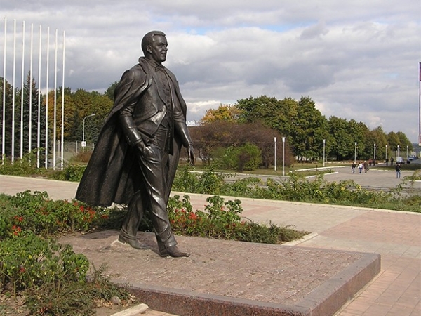 В конце августа 2003 года на площади у Дворца молодёжи «Юность» в Донецке был открыт прижизненный памятник Иосифу Кобзону, родившемуся в Донецкой области. Певец сам присутствовал на открытии монумента, автором которого стал Александр Рукавишников, создавш
