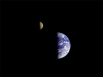 Аппарат «Вояджер-1» прислал на Землю первое изображение нашей планеты вместе с Луной. Эта фотография была сделана 18 сентября 1977 года, менее чем через две недели после запуска.