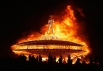 В последнюю ночь фестиваля происходит ритуальное сожжение гигантской статуи человека - Burning Man.