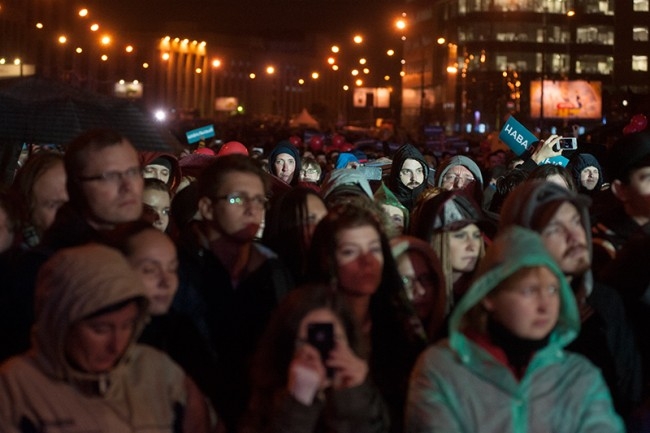 На митинг-концерт в поддержку в кандидаты в мэры Москвы Алексея Навального на проспекте Сахарова пришли, по разным данным, от двух до двадцати тысяч человек
