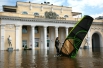 Мужчина занимается виндсерфингом у затопленного паводковыми водами стадиона им. Ленина в городе Хабаровске.