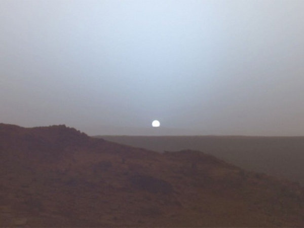 Фотография заката с поверхности Марса. Изображение было передано ровером «Спирит» в мае 2005 года.