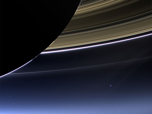 Фотография Земли (самая яркая точка), сделанная «Кассини» вблизи Сатурна.