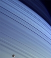 Благодаря высокочувствительной фототехнике на борту «Кассини», станция способна передавать намного более подробные фотографии, чем аппараты его класса. На фотографии изображен спутник Мимас на фоне колец Сатурна.