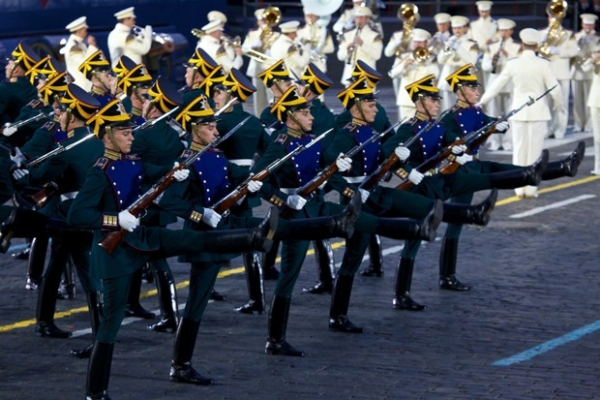Рота специального караула Президентского полка и Президентский оркестр Службы коменданта Московского Кремля.