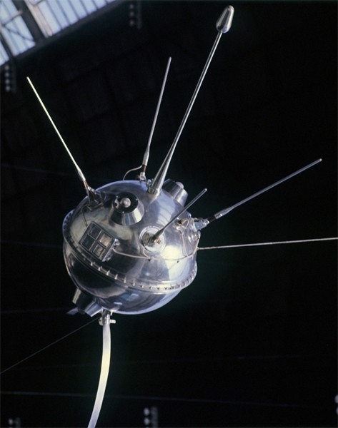 Запущенная в 1959 году межпланетная станция «Луна-1» стала первым в мире космическим аппаратом, достигшим второй космической скорости, однако выполнить свою задачу - изучение Луны - ему не удалось. Тем не менее, аппарату «Луна-1» удалось зарегистрировать