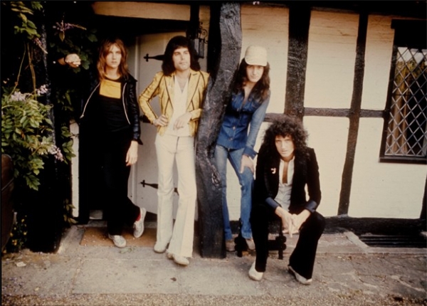 В 1970 году, после участия в нескольких музыкальных проектах, Меркьюри присоединился к группе Smile, заняв в ней место ушедшего вокалиста Тима Стаффела. По инициативе Меркьюри группа была переименована в Queen. Вместе с Фредди участниками коллектива были 