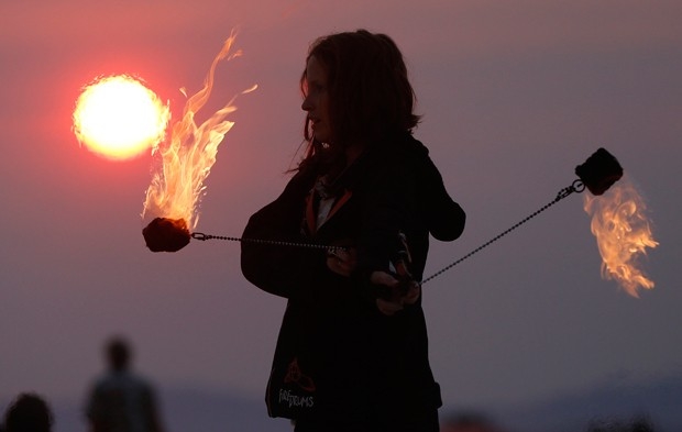 Под стать названию, участники Burning Man традиционно устраивают фаер-шоу.