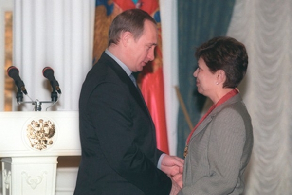 В 1999 году Ирина Роднина была награждена орденом «За заслуги перед Отечеством» III степени. Кроме того, она дважды стала лауреатом Национальной премии общественного признания достижения женщин России «Олимпия». На фото: Ирина Роднина с Владимиром Путиным.