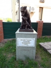 В Уфе установлен памятник подопытным животным, на котором изображены две собаки — взрослая особь и маленький щенок. Надпись на постаменте гласит: «Друзьям человека, служившим медицинской науке».