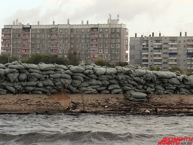В районе затопления возведены дамбы, чтобы сдержать воду перед жилыми кварталами.