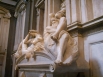 Над внутренним убранством капеллы Медичи Микеланджело работал около 15 лет, но так и не получил удовлетворения от конечного результата, хотя сейчас архитектурный ансамбль помещения считается одной из самых грандиозных работ художника. Согласно первоначаль