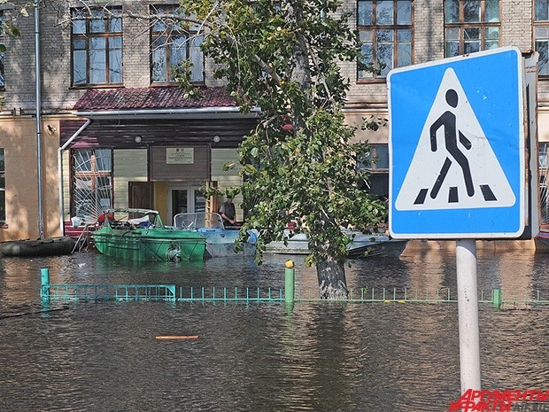 Жители города вынуждены использовать лодки для перемещения по местности.